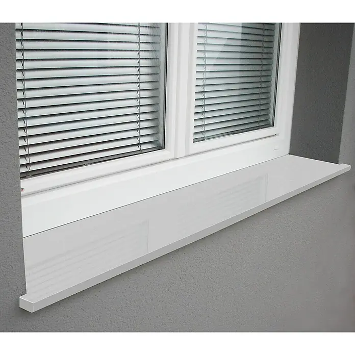 Fensterbank Snow White Micro - 126 x 17,5 x 2 cm, Weiß, Kunststein, Agglo-Marmor - Nahaufnahme eines weißen Fensterbretts unter einem Fenster mit Jalousien, das an einer grauen Wand befestigt ist.