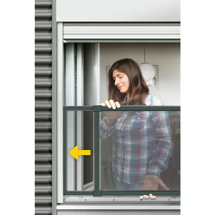 Schellenberg Insect Stop Cortina con protección contra insectos - An x Al: 75 x 50 cm, Color bastidor: Antracita, Color red: Antracita - Ventana con mosquitera: una mujer desliza la mosquitera hacia un lado para abrir la ventana. Ideal para apartamentos.