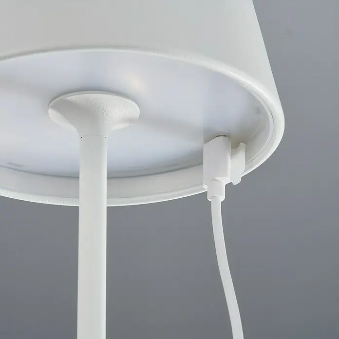 FHL easy Akku-Tischleuchte COSENZA - 2 W, L x B x H: 12 x 12 x 38 cm, Sandweiß, RGB, 1 Stk. - Nahaufnahme einer weißen Lampe, die die minimalistische Ästhetik und das moderne Design des Produkts hervorhebt.