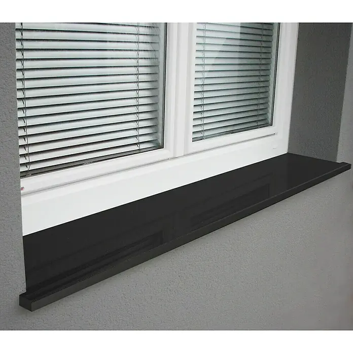 Fensterbank Absolut Black - 113 x 25 x 2 cm, Schwarz, Naturstein - Fenster mit Jalousien und einer schwarzen Fensterbank, die eine elegante Note verleiht.