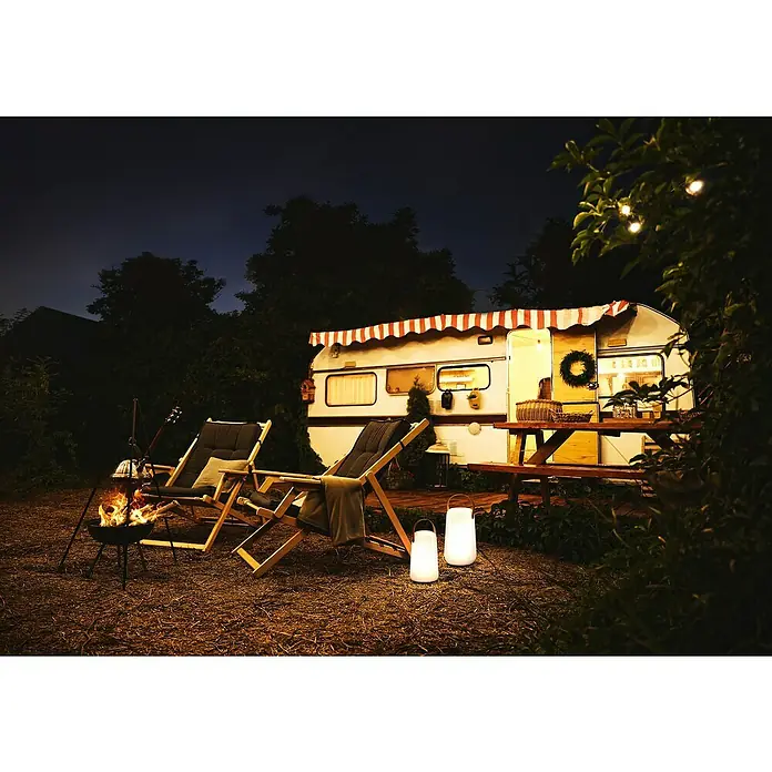 FHL easy Akku-Tischleuchte COLLGAR - 0,5 W, L x B x H: 15,5 x 15,5 x 26 cm, Weiß, RGB - Gemütlicher Campingplatz mit Wohnwagen, Lagerfeuerstelle mit Sitzgelegenheiten, Lichterketten und Laternen für stimmungsvolle Abende im Freien.