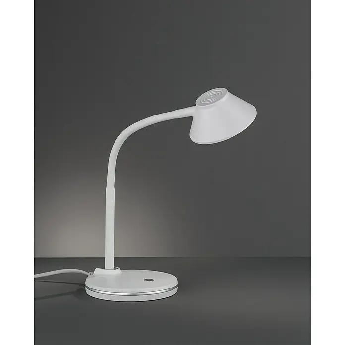 Reality Leuchten Lámpara de sobremesa LED Berry - 3,2 W, Blanco, Blanco cálido - Esta toma presenta una lámpara de escritorio blanca moderna con un diseño elegante y flexible sobre un fondo gris.