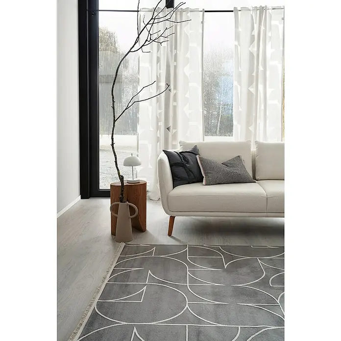 SCHÖNER WOHNEN-Kollektion Akku-Tischleuchte KIA - 2 W, L x B x H: 16 x 16 x 27 cm, Weiß, Mehrfarbig - Elegantes Wohnzimmer mit einem grauen Teppich mit geometrischen Mustern, der einen modernen Touch verleiht. Das Sofa und die Dekoration ergänzen das Design.