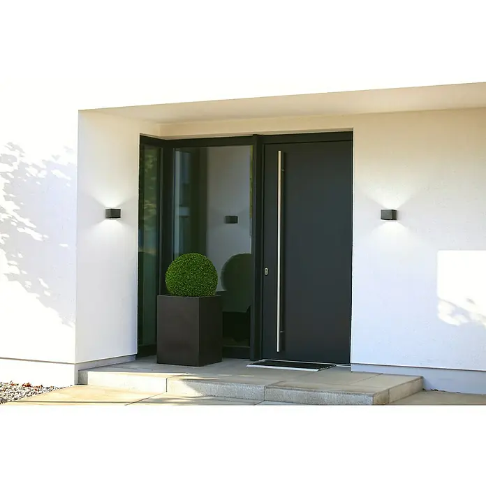 FHL easy Magnetic Akku-Wandleuchte - 10,5 x 10,5 x 8 cm, Sandschwarz, Warmweiß, 2 W, IP44 - Moderne Haustür mit stilvollem Design und Außenbeleuchtung, die den Eingangsbereich elegant hervorhebt.