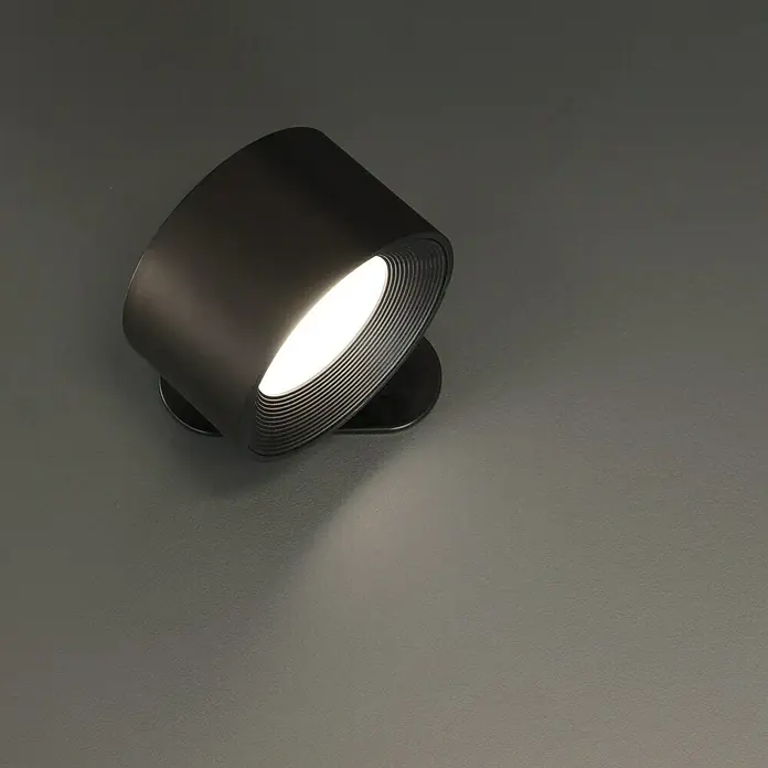 FHL easy Magnetic Akku-Wandleuchte - 9,5 x 8 x 4,5 cm, Schwarz, Mehrfarbig, 2 W, IP20 - Nahaufnahme einer modernen, mattschwarzen Wandleuchte, die ein helles, fokussiertes Licht abstrahlt.