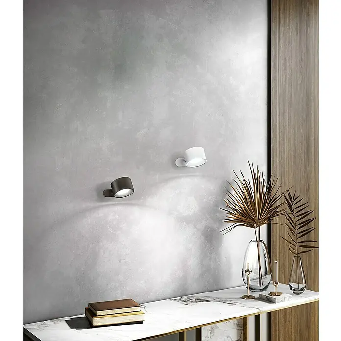 FHL easy Magnetic Akku-Wandleuchte - 9,5 x 8 x 4,5 cm, Schwarz, Mehrfarbig, 2 W, IP20 - Wandleuchten in Grau und Weiß an einer strukturierten Wand. Eine stilvolle Beleuchtungslösung für moderne Innenräume mit dekorativen Elementen.