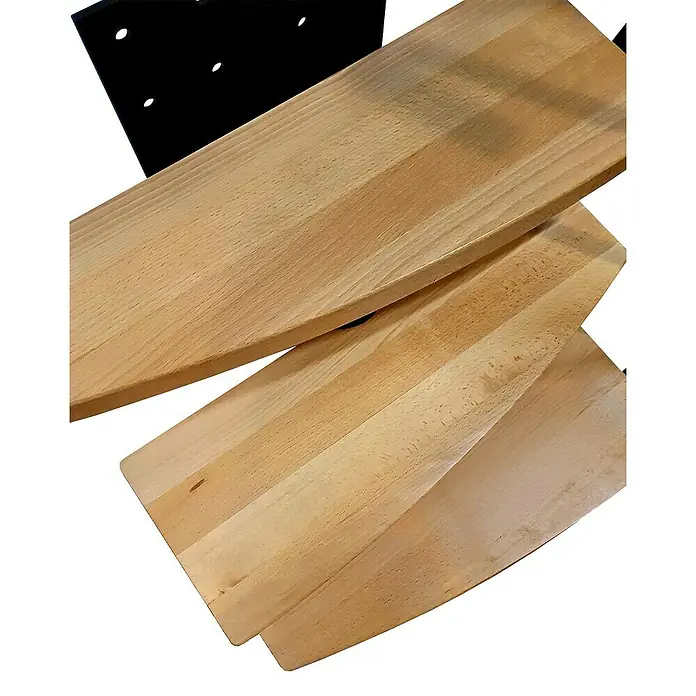 Atrium Raumspartreppe Mini Plus - Farbton Metall: RAL 9005, Breite: 60 cm, Buche, Geschosshöhe: 222 cm - 300 cm - Nahaufnahme von hellen Holzregalen mit einer schwarzen Halterung, die sich perfekt für eine moderne Inneneinrichtung eignen.