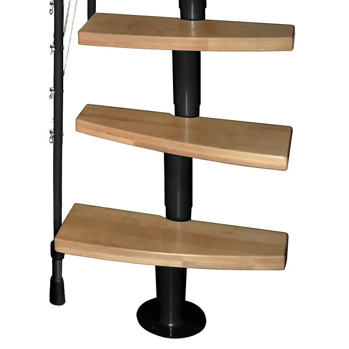 Atrium Raumspartreppe Mini Plus Linco - Farbton Metall: RAL 9005, Breite: 60 cm, Buche, Geschosshöhe: 222 cm - 300 cm - Nahaufnahme einer Spindeltreppe mit Holzstufen und schwarzem Metallrahmen. Elegantes und platzsparendes Design für den Innenbereich.