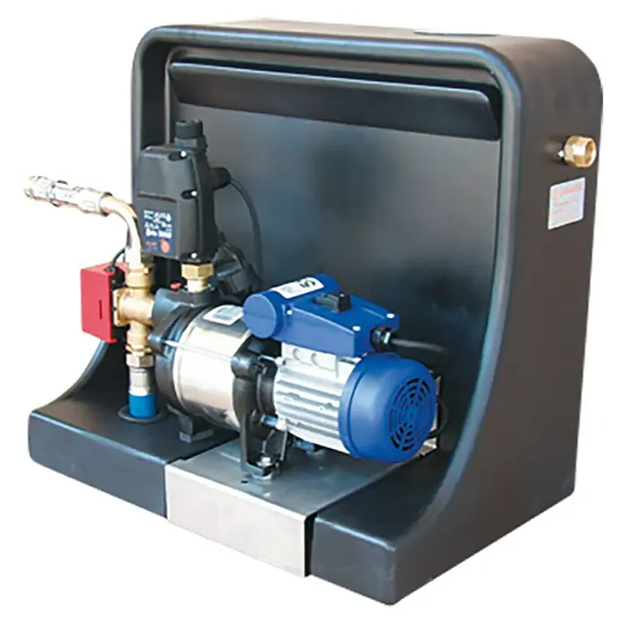 4rain Technikpaket Haus-Premium - Passend für: 4Rain & Garantia Regenwassertanks - Wasserdruckerhöhungsanlage in einem schwarzen Gehäuse. Das Gerät ist für die Druckerhöhung in Hauswasserversorgungssystemen konzipiert.