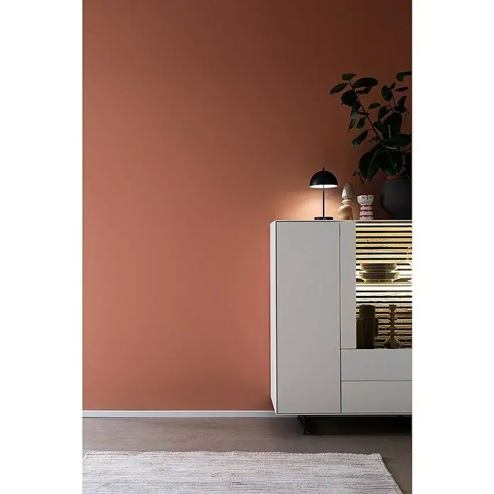 SCHÖNER WOHNEN-Kollektion Akku-Tischleuchte KIA - 2 W, L x B x H: 16 x 16 x 27 cm, Schwarz, Mehrfarbig - Elegantes Sideboard in Weiß mit stimmungsvoller Beleuchtung, ideal für modernes Wohnambiente. Dekorative Elemente und eine Zimmerpflanze runden das Gesamtbild ab.