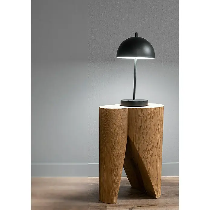 SCHÖNER WOHNEN-Kollektion Akku-Tischleuchte KIA - 2 W, L x B x H: 16 x 16 x 27 cm, Schwarz, Mehrfarbig - Elegante schwarze Lampe auf einem einzigartigen Holzbeistelltisch. Perfekt für moderne Innenräume und gemütliche Lichtakzente.