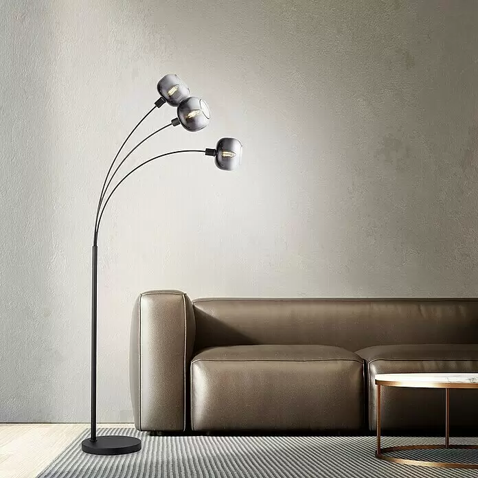 Just Light Zea Stehleuchte - 25 W, Höhe: 160 cm, Schwarz, E14 - Moderne schwarze Stehlampe mit mehreren Köpfen, geschwungenen Armen und Rauchglas-Schirmen, beleuchtet ein Wohnzimmersofa.