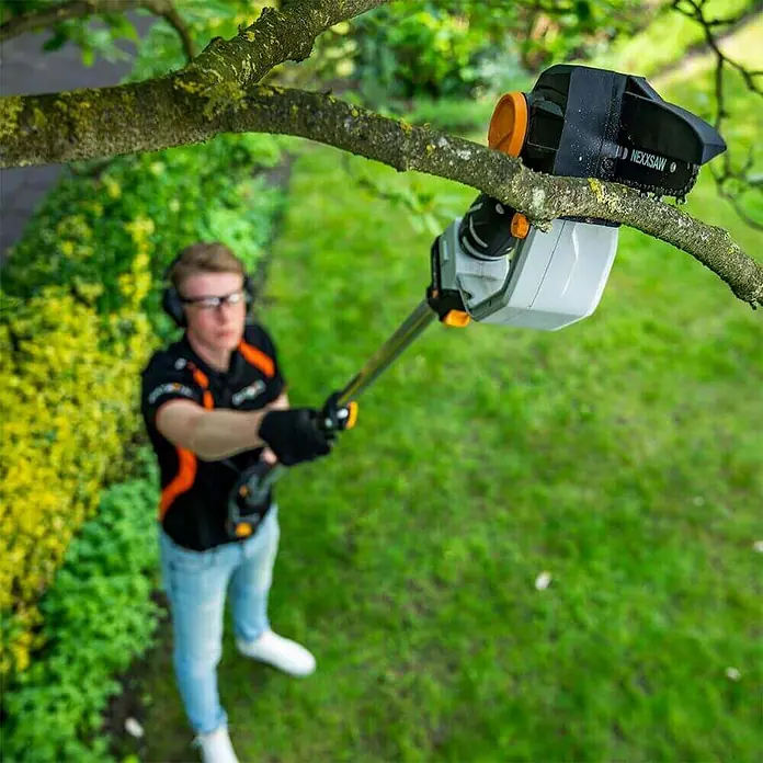 Teleskopstiel - Passend für: Batavia Akku-Kettensäge Nexxsaw V3.1 & V2 - Ein Mann bedient eine Nexxsaw Stangensäge, um einen Ast zu schneiden. Ideal für Baumpflege mit sicherer Handhabung und präzisen Schnitten.