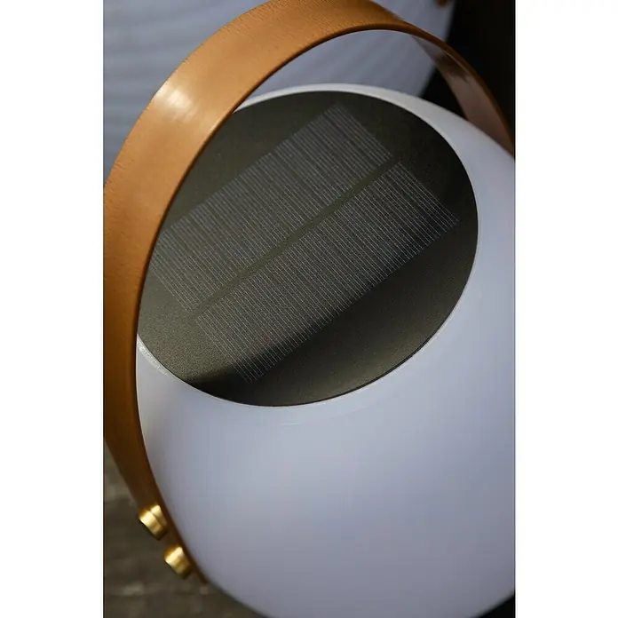 SCHÖNER WOHNEN-Kollektion Akku-Tischleuchte BELL - 2 W, L x B x H: 22 x 22 x 34 cm, Weiß, RGB - Nahaufnahme einer kugelförmigen Solarleuchte mit braunem Ledergriff, die ein modernes und umweltfreundliches Design aufweist.