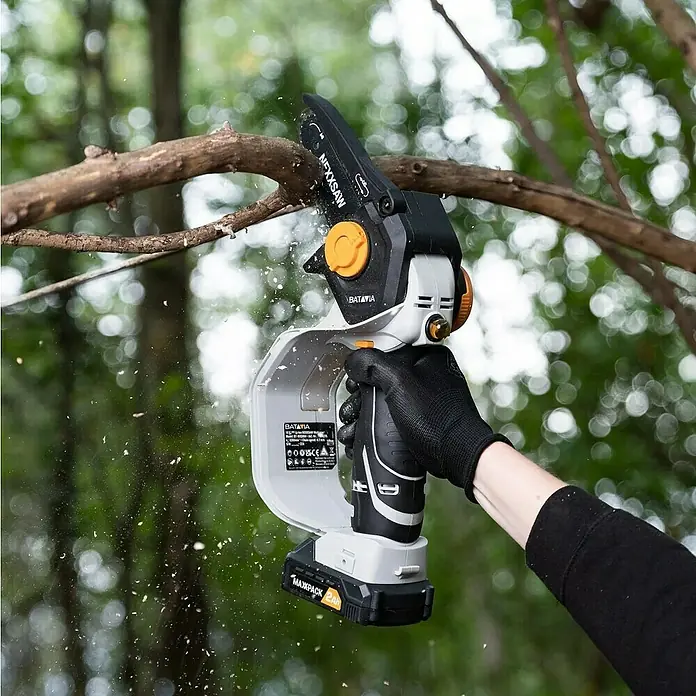Batavia Maxxpack Akku-Kettensäge Nexxsaw V3.1 - 18 V, 2 Ah, Li-Ionen, 1 Akku, Schwertlänge: 154 mm - Der BATAVIA Akku-Astsäge im Einsatz, schneidet Äste mit Leichtigkeit. Ideal für Gartenarbeiten, kompakt und kabellos.