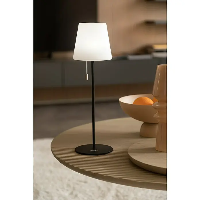 SCHÖNER WOHNEN-Kollektion Akku-Tischleuchte TALENT - 2 W, L x B x H: 12 x 12 x 38 cm, Sand, RGBW - Elegante Tischleuchte mit weißem Lampenschirm und schwarzem Fuß, die eine warme Atmosphäre schafft.