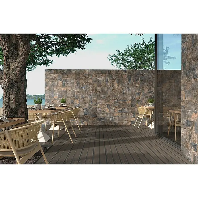 Decocer by Cinca Feinsteinzeugfliese Splash Indian - 15 x 15 cm, Blaubraun, Matt - Eine elegante Terrasse mit dem Fokus auf Fliesen mit natürlicher Textur, die eine warme und einladende Atmosphäre schafft.