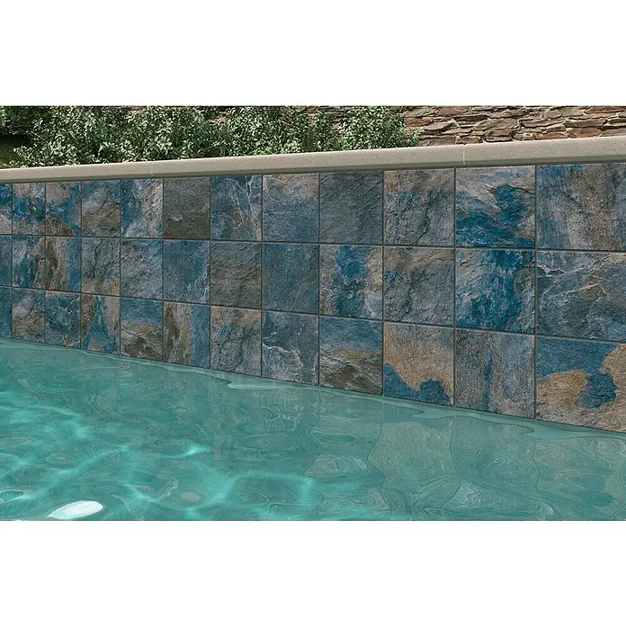 Decocer by Cinca Feinsteinzeugfliese Splash Azul - 15 x 15 cm, Blaugrau, Matt - Nahaufnahme von Schwimmbadfliesen mit blau-braunen Farbtönen, die eine rustikale und moderne Ästhetik vereinen.