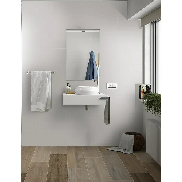 Revestimiento de pared Ice - 30 x 60 cm, Blanco, Resplandeciente, Espesor: 8,4 mm - Baño con un lavabo moderno, un espejo y toallas en la pared. Las baldosas claras y el suelo de madera dan un toque fresco a la habitación.