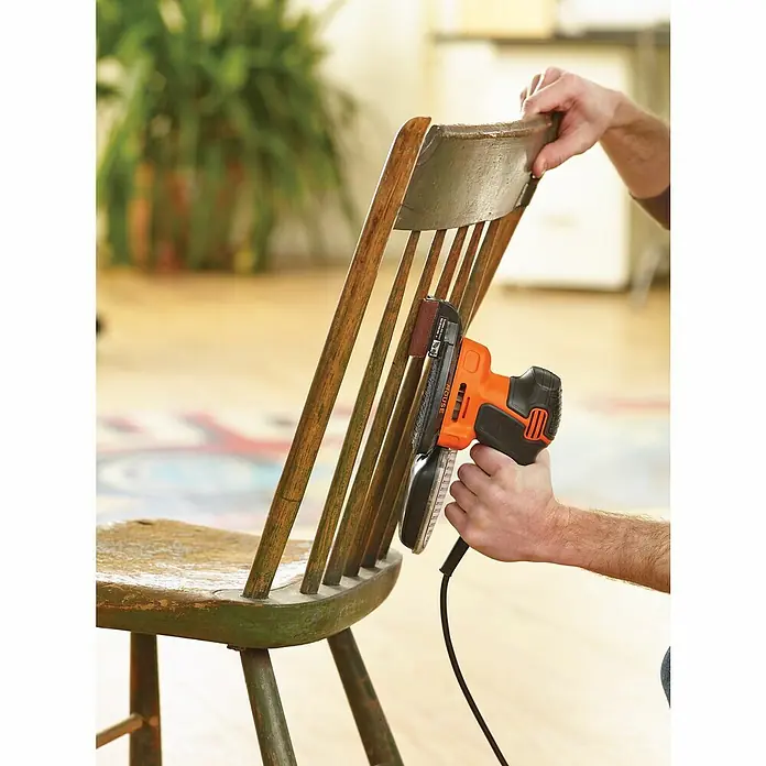 Black+Decker Lijadora delta eléctrica KA2000KA10 - 120 W, 14.000 r.p.m. - La lijadora de detalles Black+Decker Mouse se utiliza para quitar la pintura de una silla de madera.