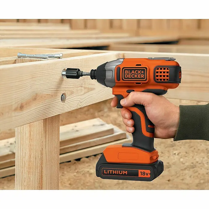 Black+Decker Atornillador de impacto de batería BDCIM18D1A - 18 V, 1 batería, 2 Ah, 155 Nm - Se está utilizando un atornillador de impacto inalámbrico Black+Decker con una batería de iones de litio de 18 V para atornillar un tornillo en una tabla de madera.