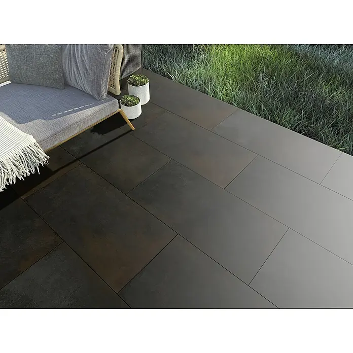 Terrassenfliese Rusty 2.0 - 60 x 120 x 2 cm, Anthrazit, Matt - Großformatige, dunkelgraue Terrassenplatten aus Feinsteinzeug schaffen einen modernen Außenbereich mit stilvollem Loungemöbel und begrünten Akzenten.