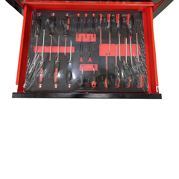 Fulmo Carro portaherramientas - L x An x Al: 68 x 45 x 90,5 cm, Acero, Rojo/Negro - Cajón de un carro de herramientas que muestra un surtido de destornilladores de varios tamaños y diseños, bien organizado para un fácil acceso.