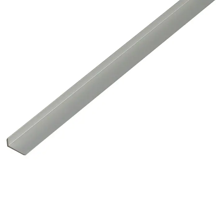 Kantoflex Winkelprofil - 1.000 x 19,6 x 8,6 mm, Stärke: 1,6 mm, Silber - Nahaufnahme einer silbernen Winkelleiste, die diagonal über einen weißen Hintergrund verläuft. Die Leiste ist scharf und detailreich dargestellt.