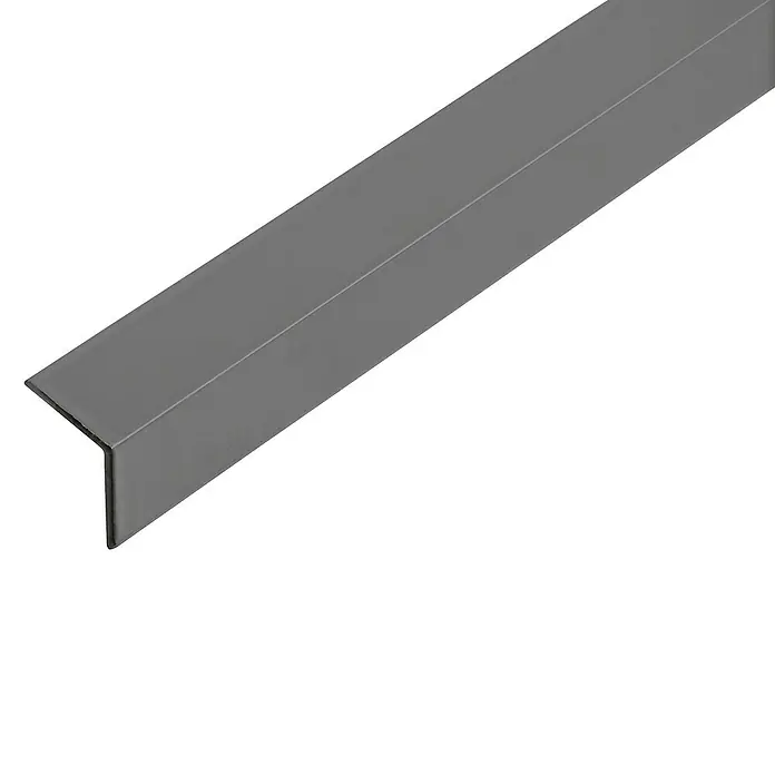 Kantoflex Winkelprofil - L x B x H: 2.000 x 20 x 20 cm, Stärke: 1 mm, Aluminium, Anthrazit - Nahaufnahme eines grauen Eckprofils, das sich diagonal über einem weißen Hintergrund erstreckt. Ideal zum Schutz von Ecken und Kanten.