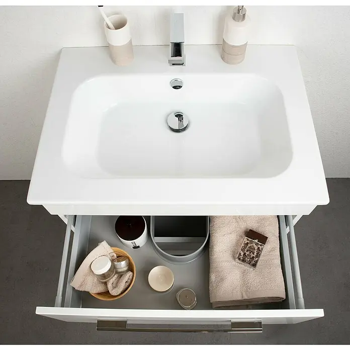 Lanzet K5 Einbauwaschbecken - 71 x 51,5 cm, Weiß - Eine elegante Badezimmerarmatur mit einem Waschbecken und einer offenen Schublade, die verschiedene Badutensilien zeigt.