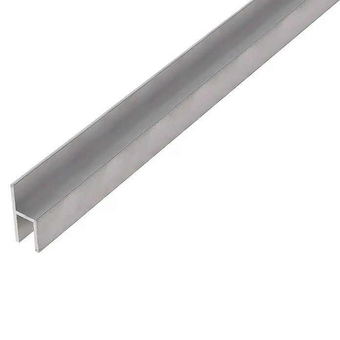 Kantoflex H-Profil - L x B x H: 2.000 x 26 x 11 mm, Stärke: 1,5 mm, Aluminium, Silber - Nahaufnahme eines silbernen U-Profils aus Metall, das für Bau- oder Montagearbeiten verwendet wird. Das Profil liegt diagonal im Bild.