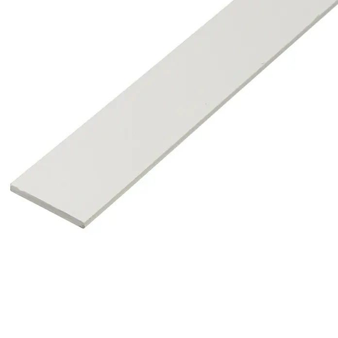 Kantoflex Flachprofil - 2.000 x 25 x 2 mm, Stärke: 2 mm, Kunststoff, Weiß - Nahaufnahme eines weißen Sockelleistenprofils, ideal für die stilvolle Gestaltung von Innenräumen und zur Abdeckung von Wandabschlüssen.