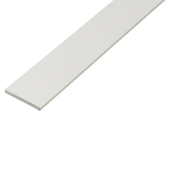 Kantoflex Flachprofil - 2.000 x 20 x 2 mm, Stärke: 2 mm, Kunststoff, Weiß - Nahaufnahme eines weißen Kunststoffstreifens, ideal für Heimwerkerprojekte oder als Bauelement.