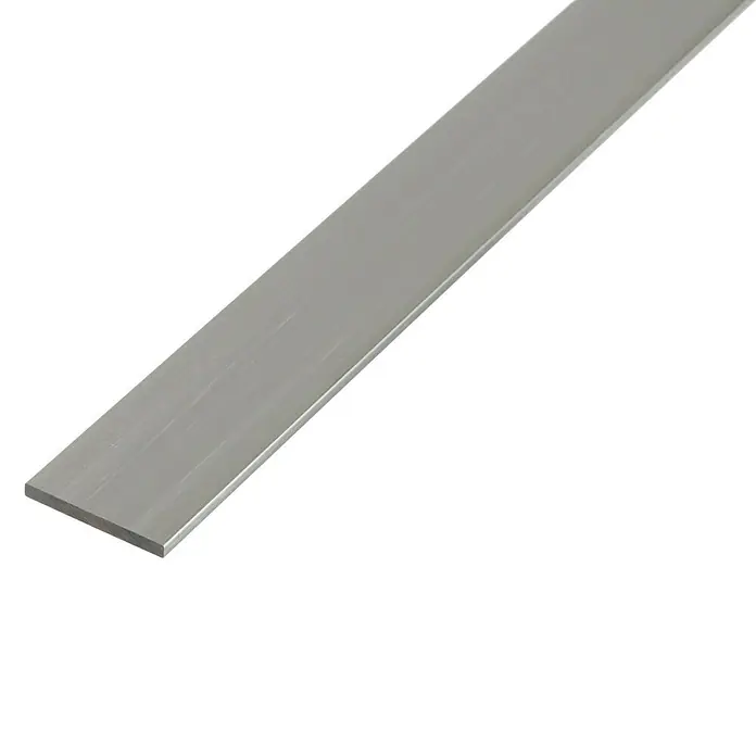 Kantoflex Flachprofil flach - L x B x S: 2.000 x 20 x 2 mm, Aluminium, Natur - Nahaufnahme eines flachen, silberfarbenen Metallstreifens auf einem weißen Hintergrund.