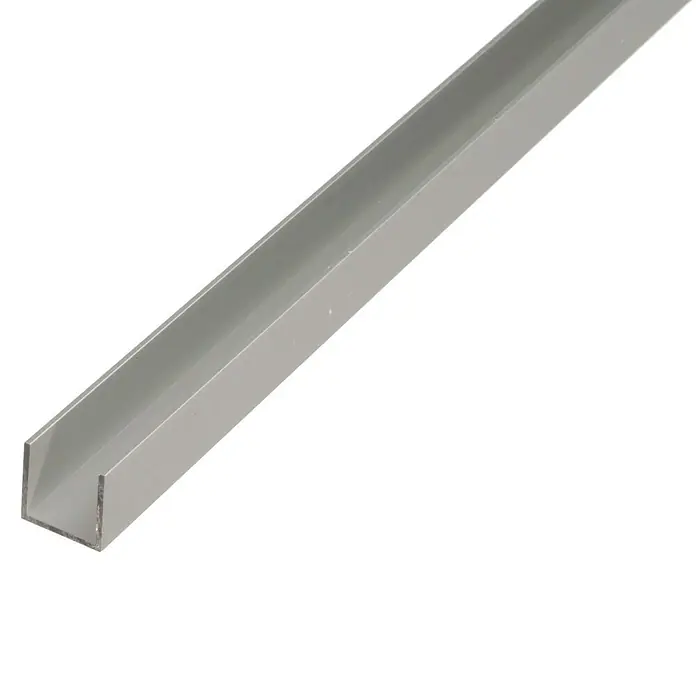 Kantoflex U-Profil - 1.000 x 22 x 10 mm, Stärke: 1,5 mm, Aluminium, Silberfarbig eloxiert - Nahaufnahme eines grauen U-Profils aus Metall, das sich diagonal über einen weißen Hintergrund erstreckt. Ideal für Bauprojekte.
