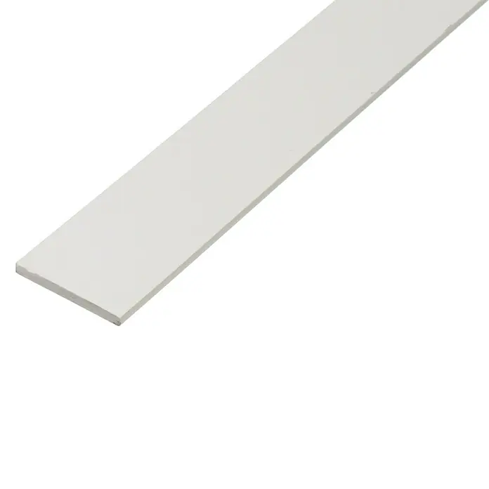 Kantoflex Flachprofil - 2.000 x 30 x 3 mm, Stärke: 3 mm, Kunststoff, Weiß - Nahaufnahme einer weißen Kunststoffleiste, ideal für Bau- und Renovierungsprojekte. Vielseitig einsetzbar für diverse Anwendungen.