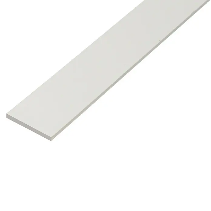 Kantoflex Flachprofil - 1.000 x 20 x 2 mm, Stärke: 2 mm, Kunststoff, Weiß - Nahaufnahme eines einzelnen, langen, weißen, rechteckigen Holzleiste, ideal für Bau- oder Dekorationsprojekte.