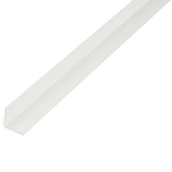 Kantoflex Winkelprofil Eco - 2.000 x 15 x 15 mm, Stärke: 1 mm, Kunststoff, Weiß - Nahaufnahme einer weißen Eckleiste, die sich diagonal durch das Bild erstreckt, ideal für den Kantenschutz und zur Dekoration von Wänden.