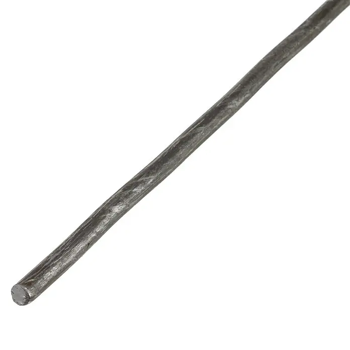 Kantoflex RundstangeØ x L: 8 x 1.000 mm, Warmgewalzter Stahl, Rund - Nahaufnahme eines Stücks Bewehrungsstahl, das seine Textur und Oberfläche zeigt. Es ist ein unverzichtbares Bauelement für Betonstrukturen.