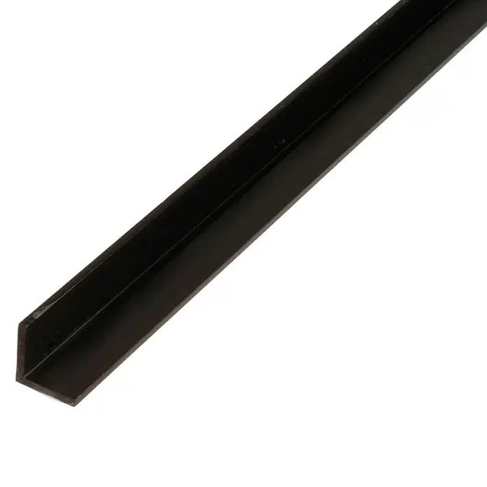 Kantoflex Winkelprofil - 2.000 x 30 x 30 mm, Stärke: 2 mm, Kunststoff, Schwarz - Nahaufnahme eines schwarzen L-förmigen Metallprofils, das für Bau- und Montagearbeiten verwendet wird. Das Profil ist sauber und modern gestaltet.