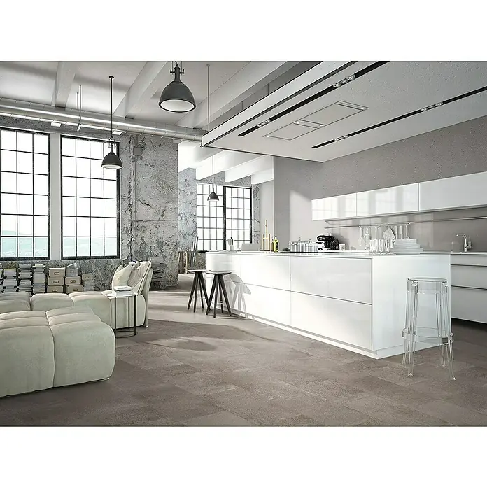 Classen Laminat Visiogrande - Concrete grey, 604 x 280 x 8 mm - Offene Küche mit weißer Kücheninsel, modernen Leuchten und großen Fenstern. Minimalistisches Design trifft auf industrielle Elemente im Raum.