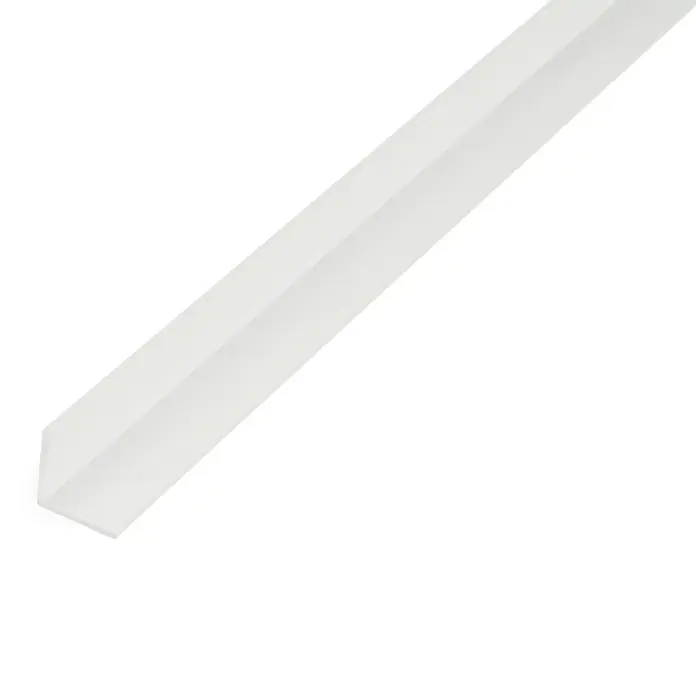 Kantoflex Winkelprofil Eco - 2.000 x 20 x 20 mm, Stärke: 1 mm, Kunststoff, Weiß - Nahaufnahme eines weißen, rechtwinkligen Winkelprofils, das sich diagonal über einen weißen Hintergrund erstreckt.