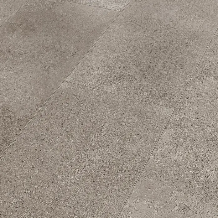 Classen Laminat Visiogrande - Concrete grey, 604 x 280 x 8 mm - Nahaufnahme von Bodenfliesen in Betonoptik, die ein modernes und industrielles Flair vermitteln. Ideal für stilvolle Wohnräume.