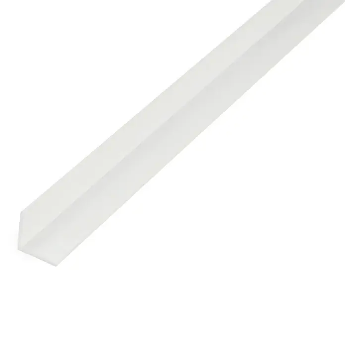 Kantoflex Winkelprofil Eco - 1.000 x 15 x 15 mm, Stärke: 1 mm, Kunststoff, Weiß - Nahaufnahme einer weißen Kunststoff-Eckleiste, ideal zum Schutz und zur Dekoration von Kanten in Innenräumen.