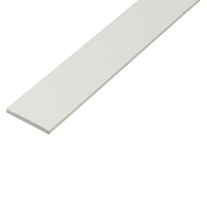 Kantoflex FlachstangeL x B: 1.000 x 30 mm, Stärke: 3 mm, PVC - Nahaufnahme einer weißen Fußleiste aus Kunststoff. Ideal zur Abdeckung von Übergängen und als dekoratives Element.