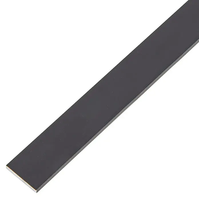 Kantoflex FlachstangeL x B: 1.000 x 20 mm, Stärke: 2 mm, Aluminium - Ein Detailaufnahme einer schlichten, rechteckigen Metallleiste in dunkler Farbe auf einem weißen Hintergrund. Ideal für Konstruktion und Modellbau.