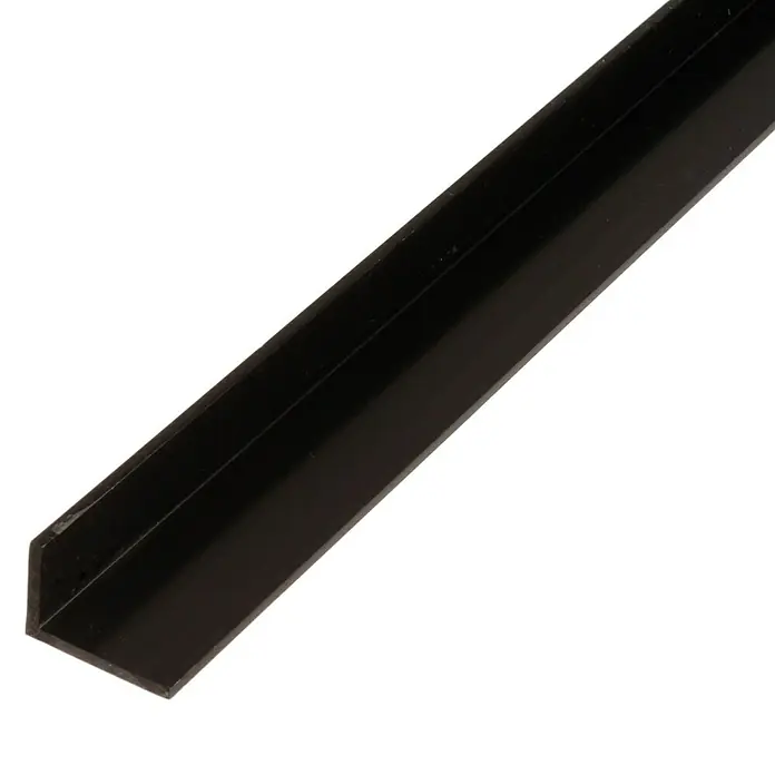 Kantoflex Winkelprofil - 2.600 x 30 x 20 mm, Stärke: 3 mm, Kunststoff, Schwarz - Nahaufnahme eines schwarzen Winkelprofils aus Kunststoff, das für Bau- und Bastelprojekte verwendet wird.