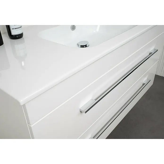 Lanzet K5 Badmöbel-Set K59W2 - 87,9 cm, Weiß - Detailaufnahme eines weißen Waschtischunterschranks mit Becken und modernen Griffen, der ein elegantes Badezimmerdesign betont.