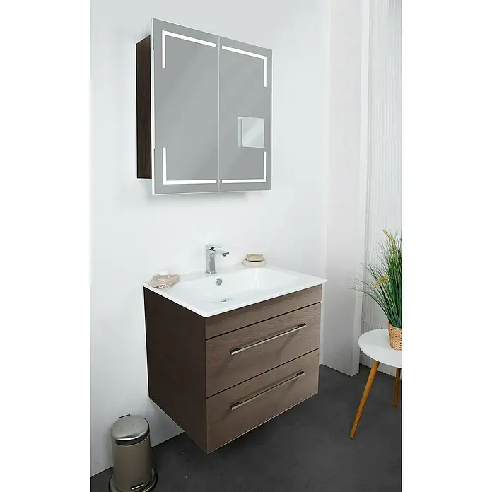 Lanzet K5 Waschtischunterschrank - 67,9 x 50,3 x 57,5 cm, Eiche Maron - Das Bild zeigt einen modernen Waschtisch mit Unterschrank und Spiegelschrank in einem Badezimmer. Das Möbelstück ist stilvoll und funktional.