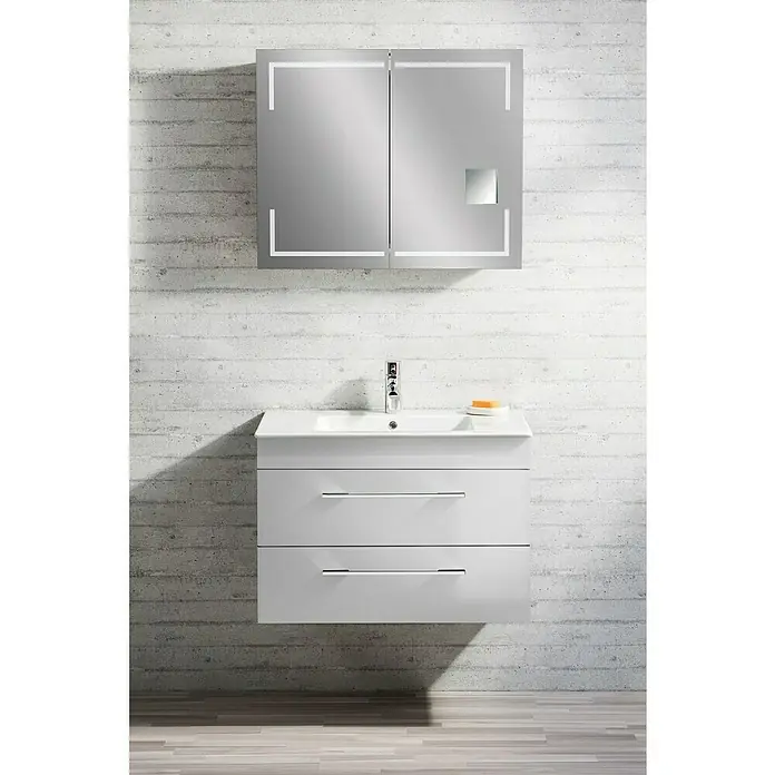 Lanzet K5 Waschtischunterschrank - 87,9 x 50,3 x 57,5 cm, Weiß - Modernes Badezimmer-Ensemble mit Spiegelschrank und Unterschrank mit Schubladen vor einer Betonwand.